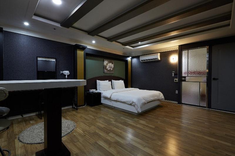 Hotel Head-One image