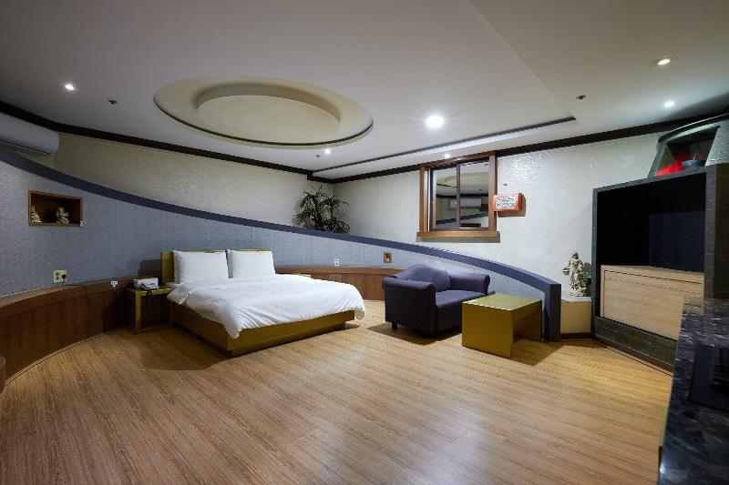 Hotel Head-One image