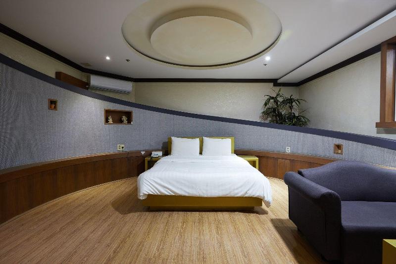 Hotel Head-One image