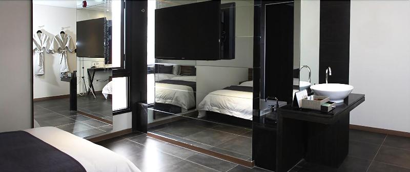 S& Hotel image