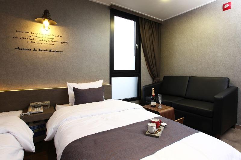 S& Hotel image
