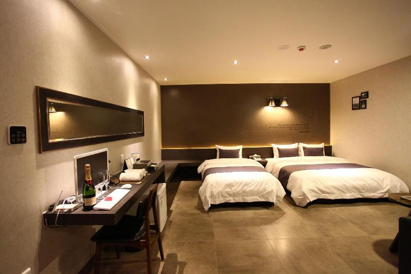 S& Hotel image