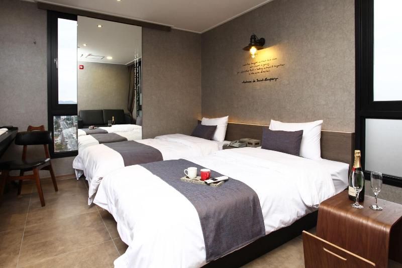 S& Hotel image