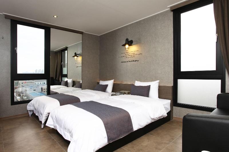 S& Hotel image