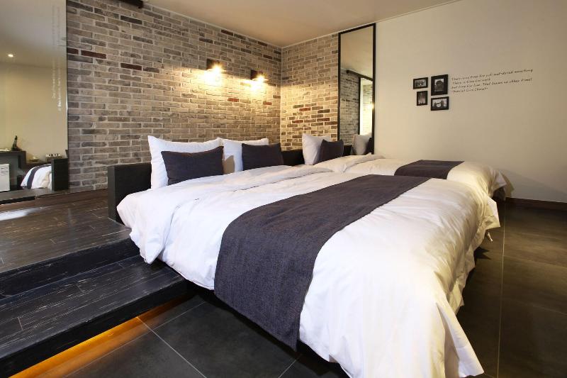 S& Hotel image