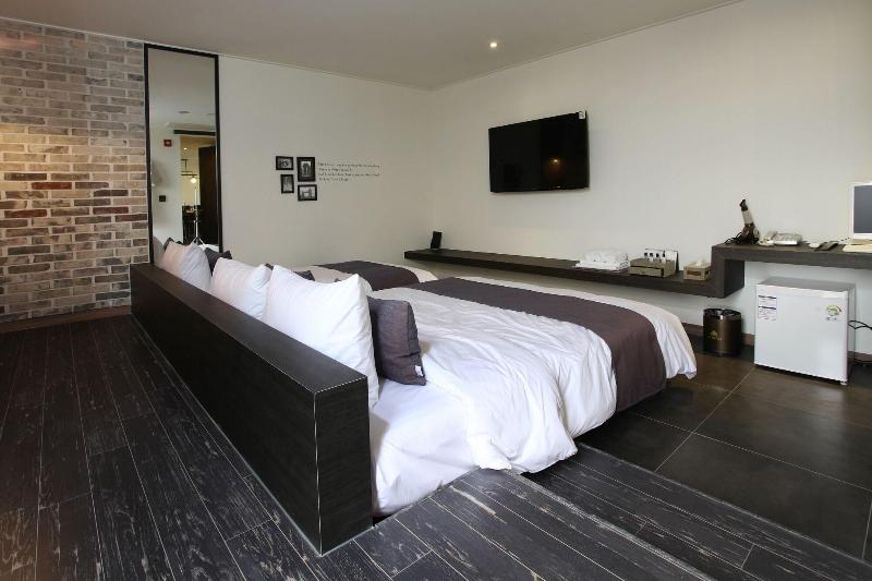 S& Hotel image