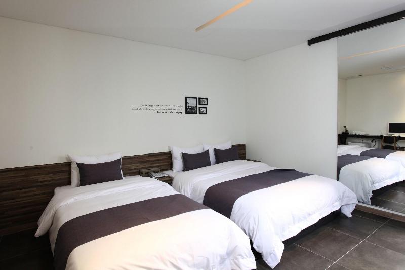 S& Hotel image