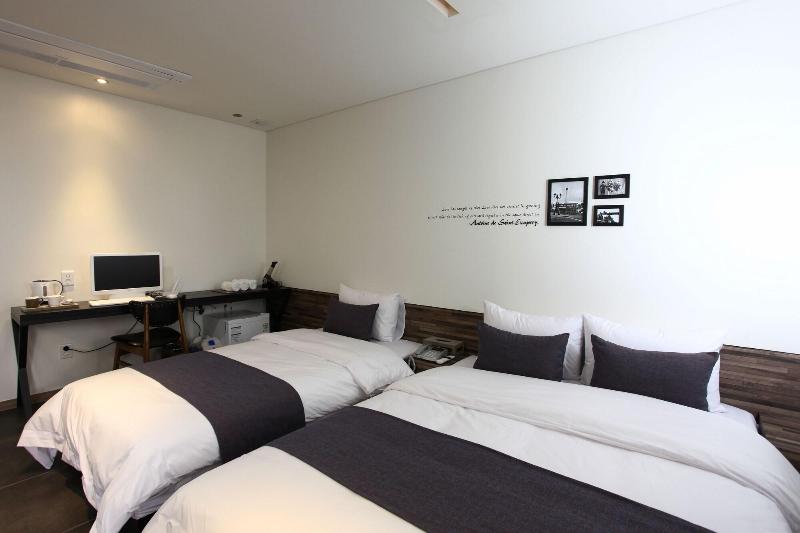S& Hotel image