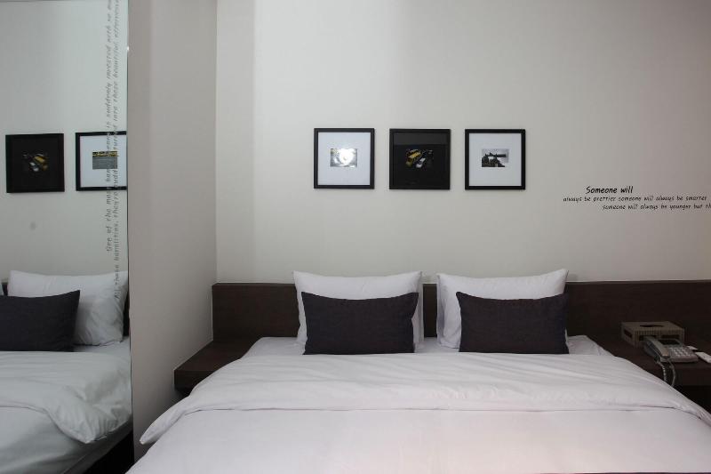 S& Hotel image