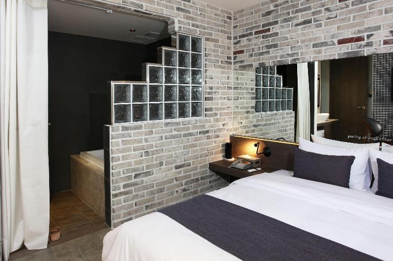 S& Hotel image