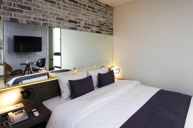 S& Hotel image