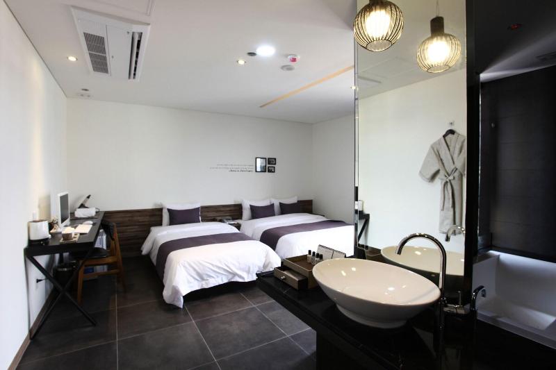 S& Hotel image