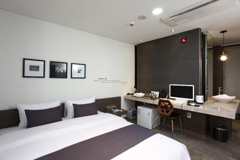 S& Hotel image