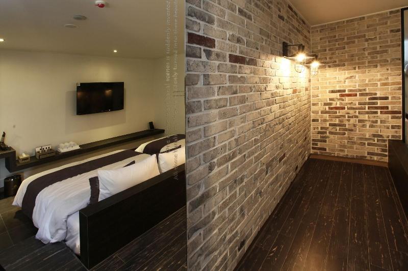 S& Hotel image