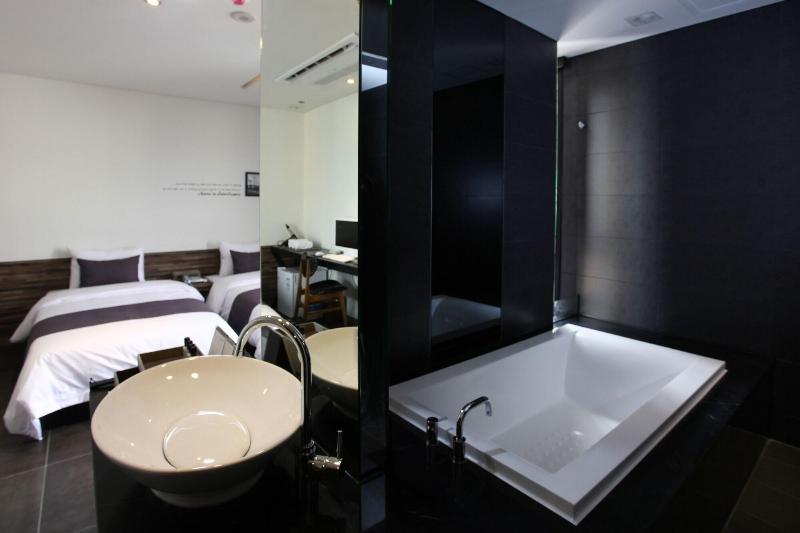 S& Hotel image