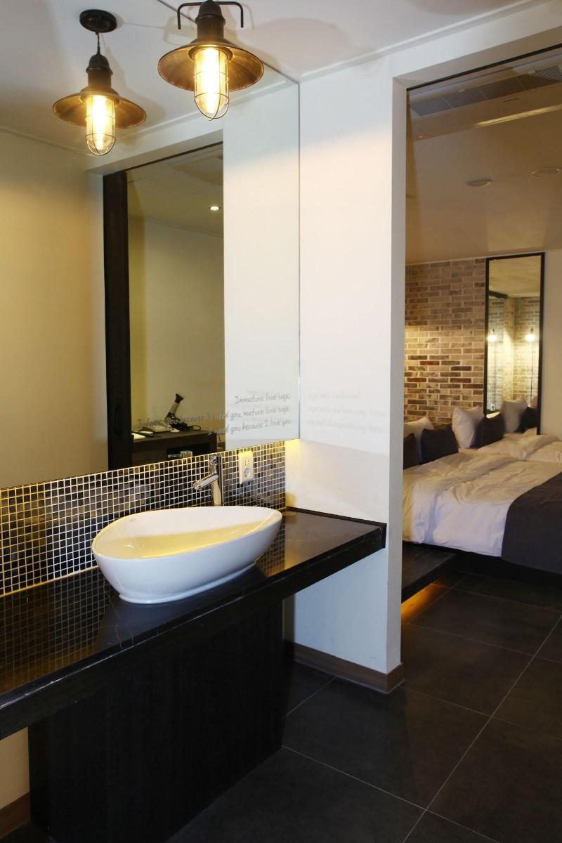 S& Hotel image