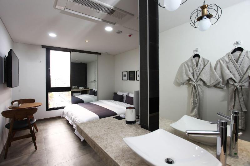 S& Hotel image