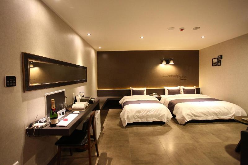 S& Hotel image