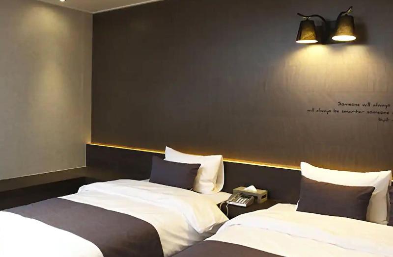 S& Hotel image