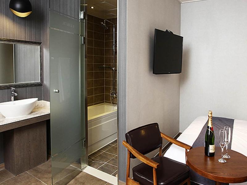 S& Hotel image