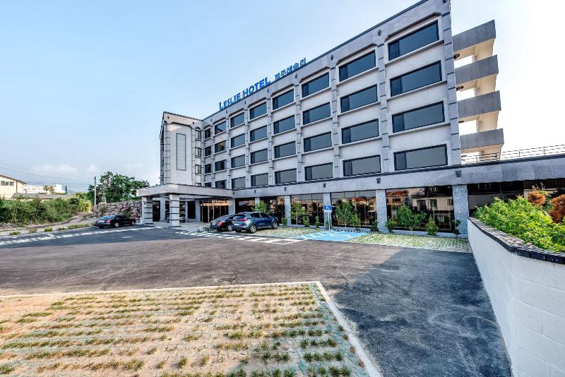 Leslie Hotel image