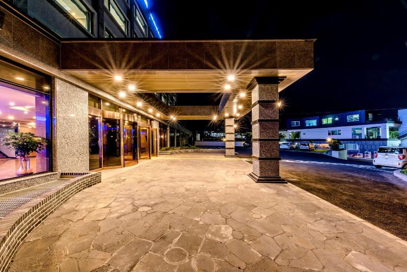 Leslie Hotel image