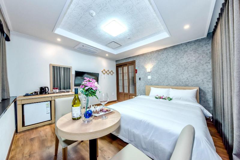 Leslie Hotel image