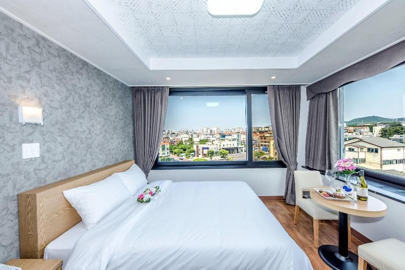 Leslie Hotel image
