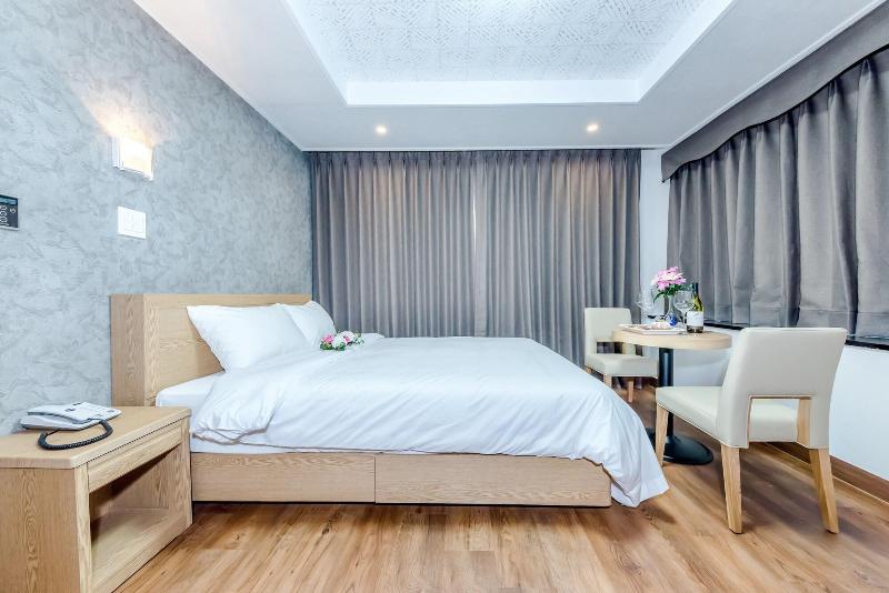 Leslie Hotel image