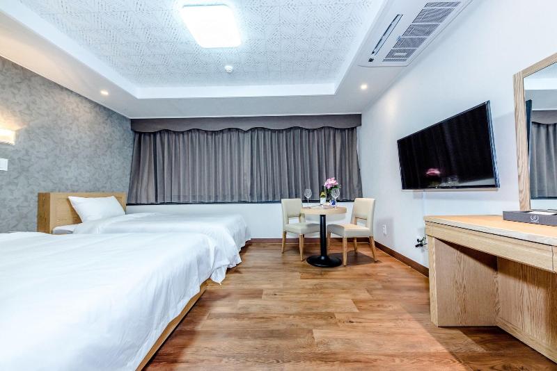 Leslie Hotel image