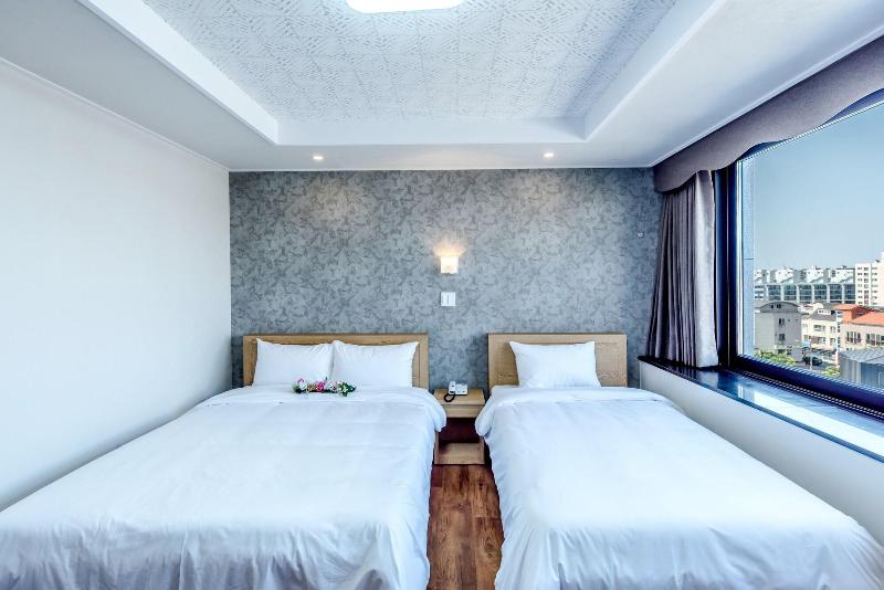 Leslie Hotel image