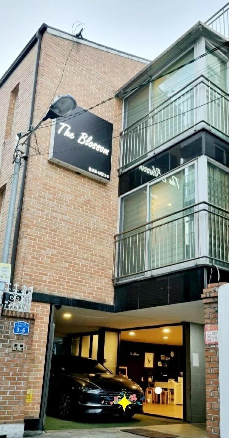 Aiola image