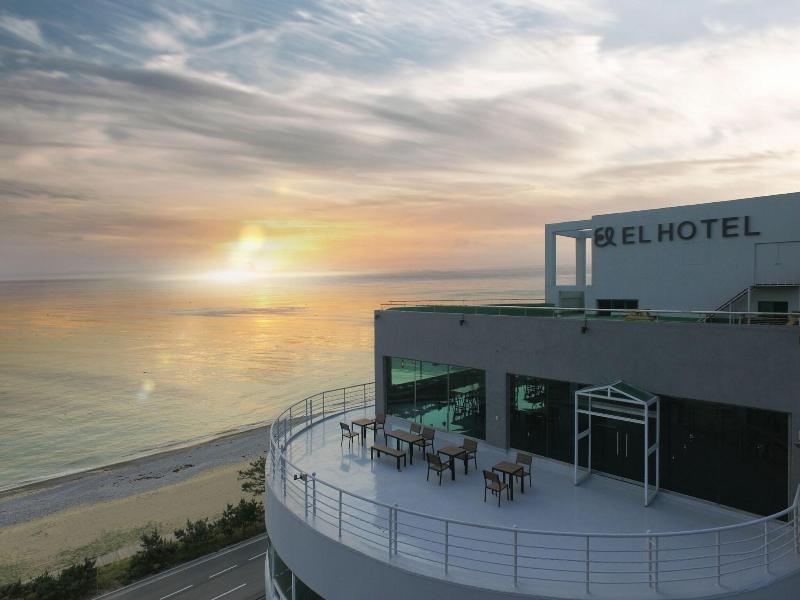 El Hotel image