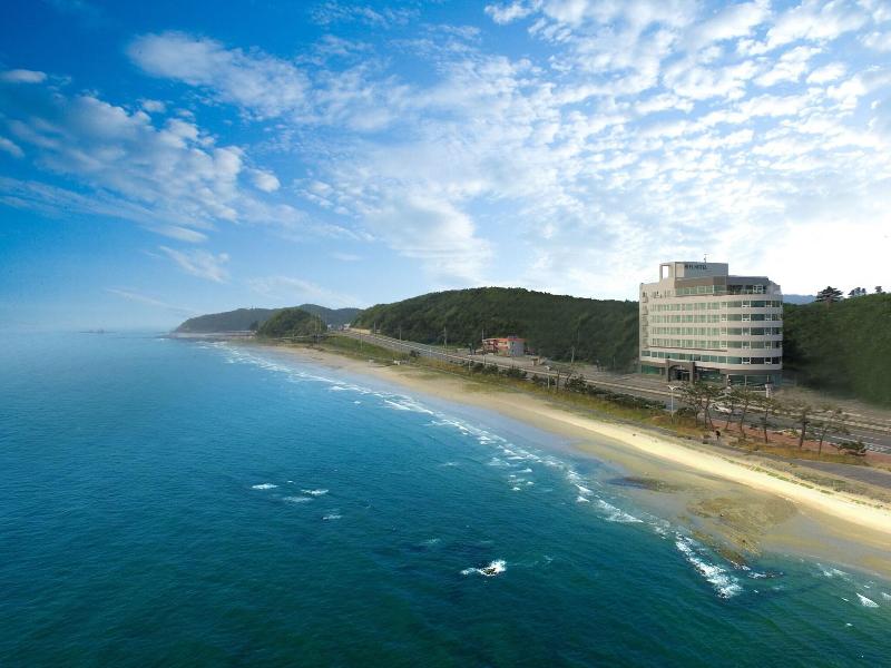 El Hotel image