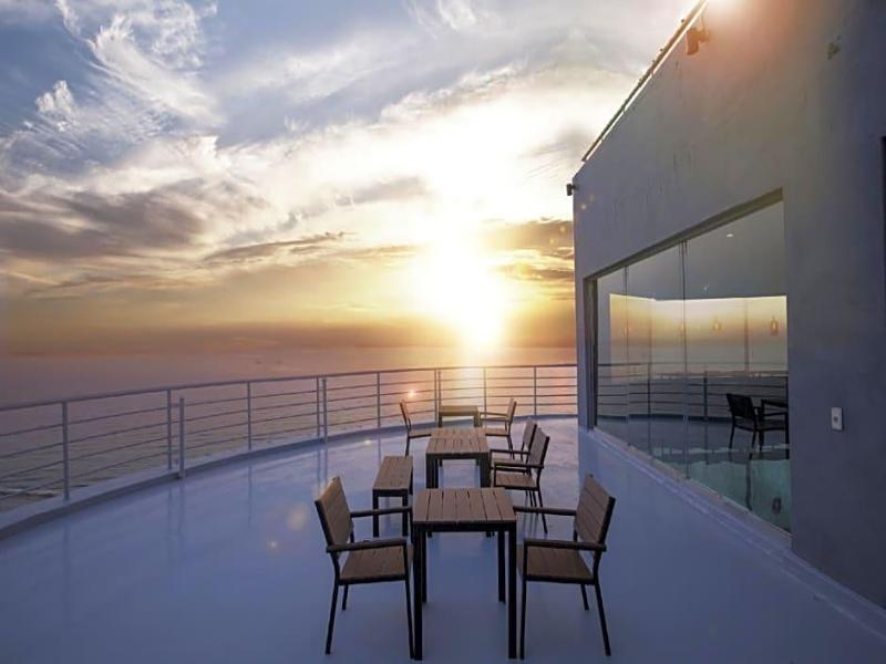 El Hotel image