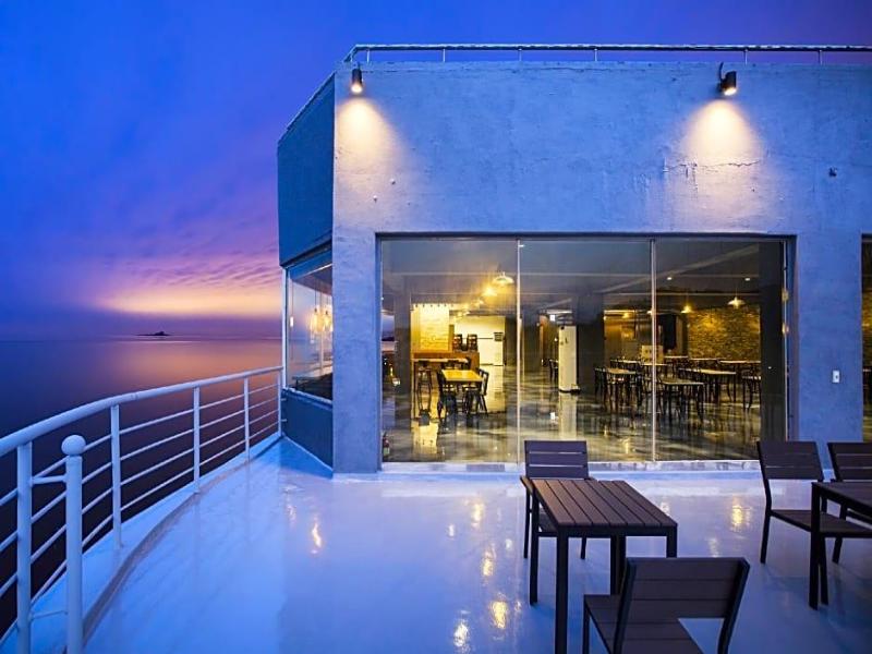 El Hotel image