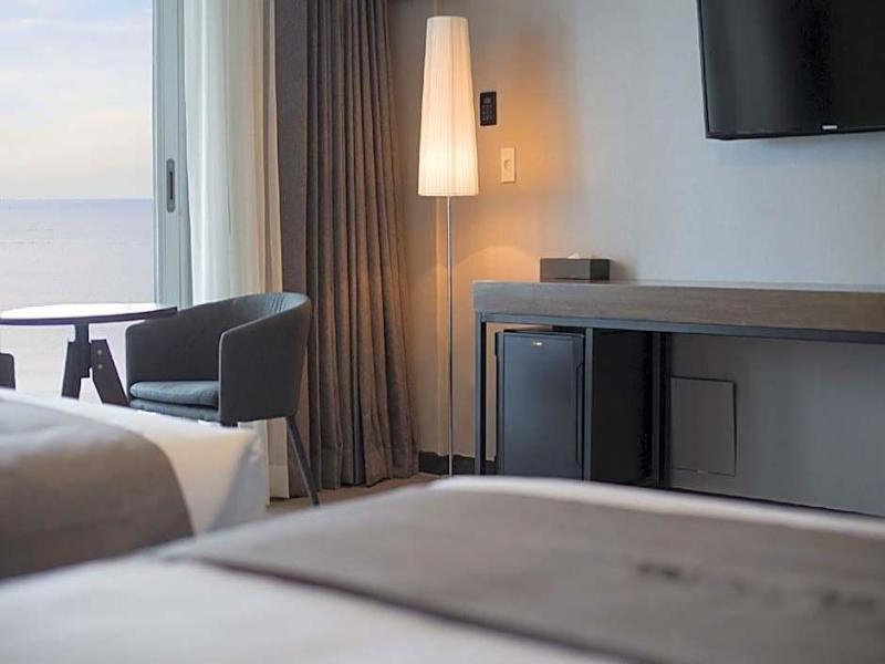 El Hotel image