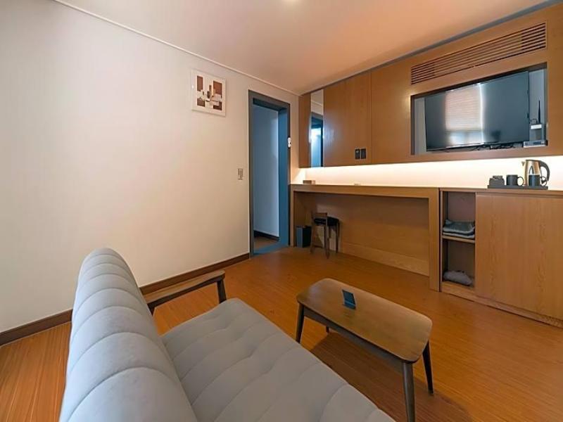 El Hotel image