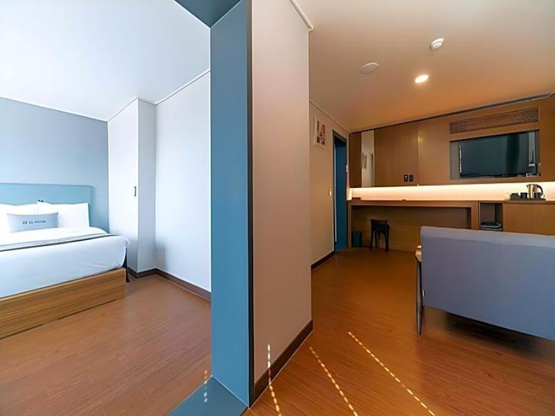El Hotel image