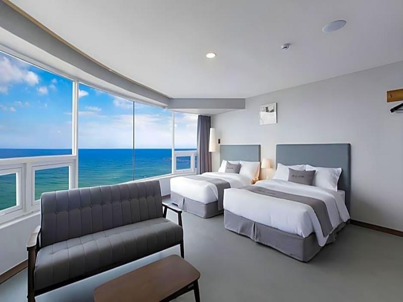El Hotel image