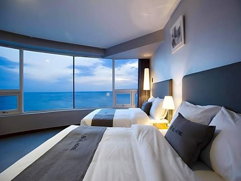 El Hotel image