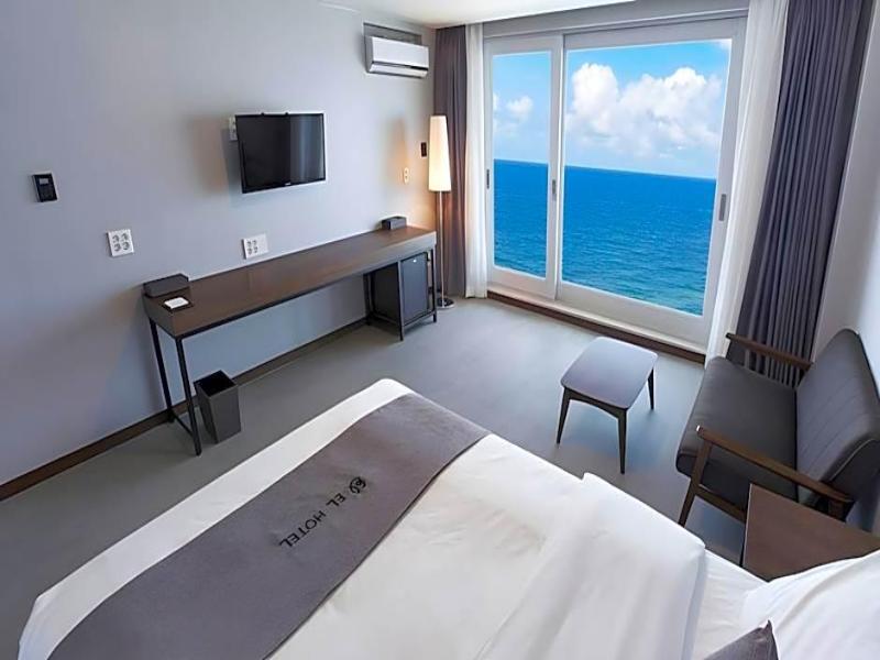 El Hotel image