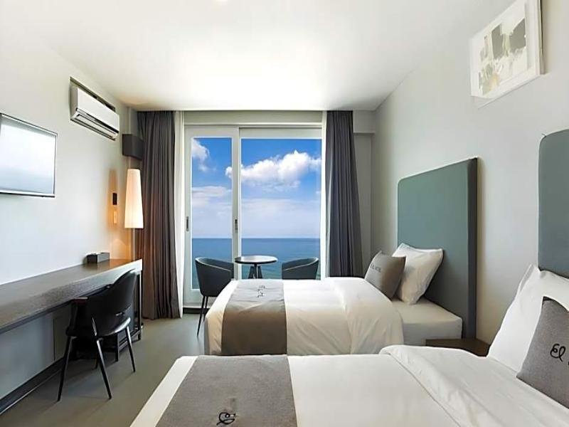 El Hotel image