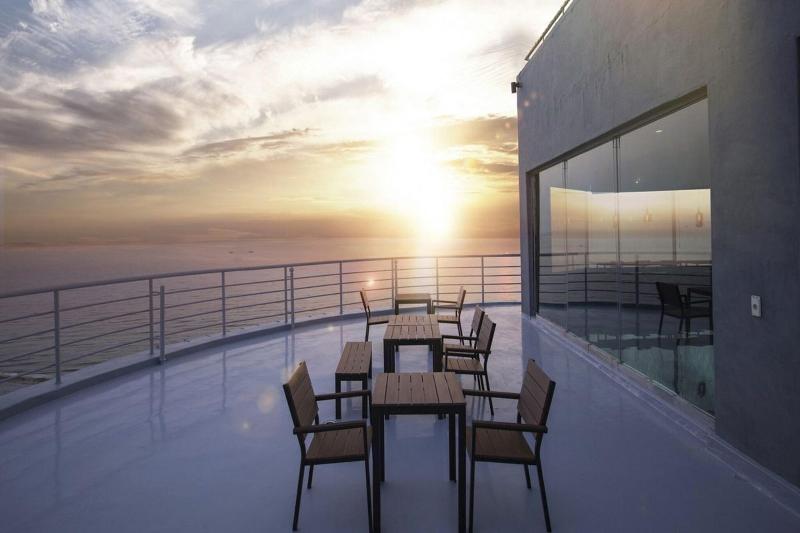 El Hotel image