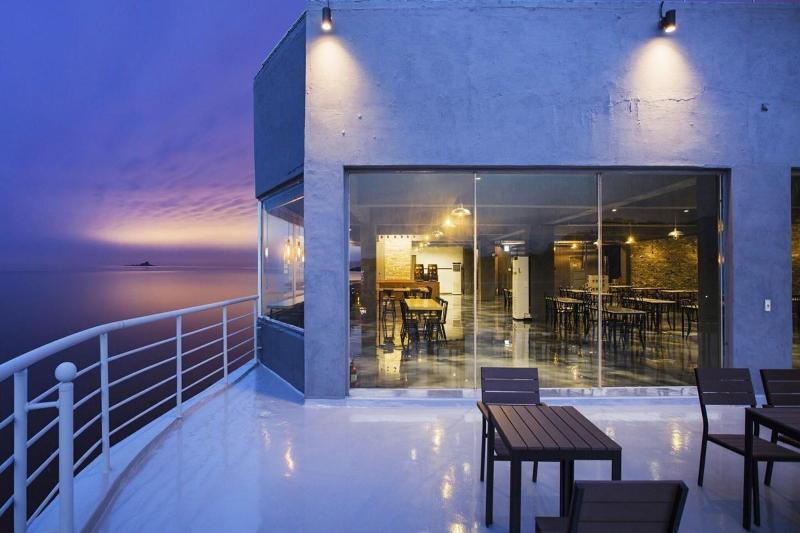 El Hotel image
