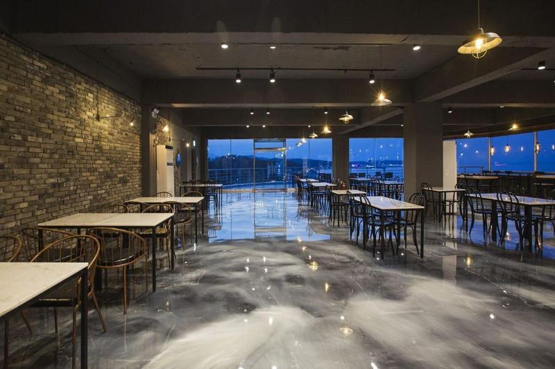 El Hotel image