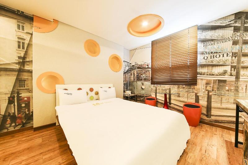 Q Hotel image