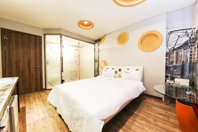 Q Hotel image