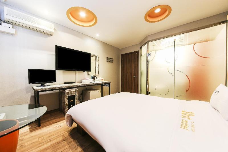 Q Hotel image