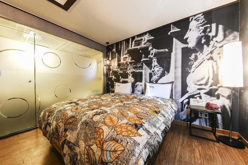 Q Hotel image